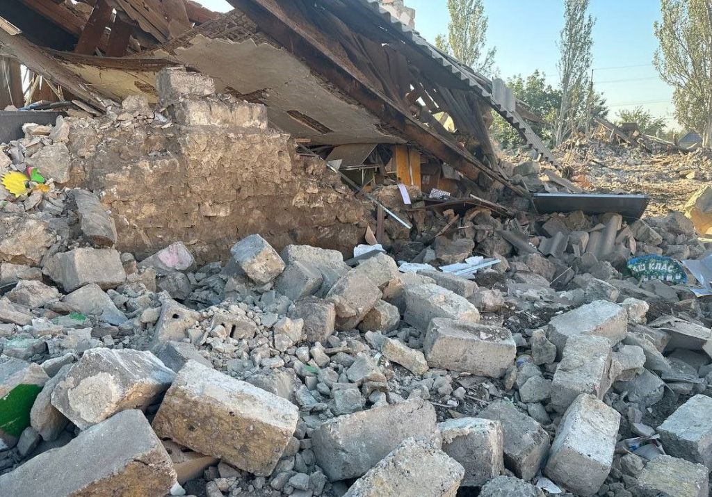 Росіяни вночі вдарили авіаційними бомбами по житловому кварталу на Запоріжжі 4