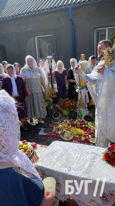 Мешканці Іванич відзначили Спаса освяченням букетиків та фруктових кошиків: фоторепортаж 100