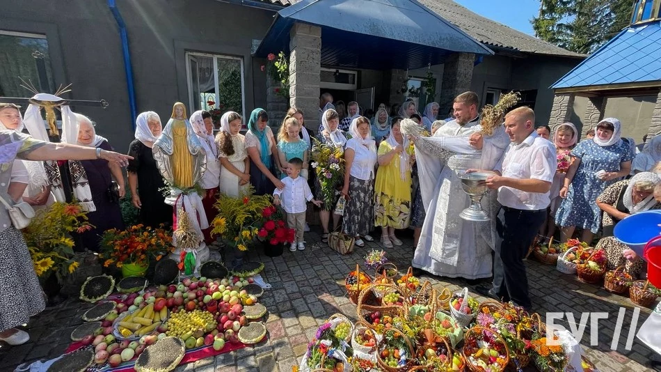 Мешканці Іванич відзначили Спаса освяченням букетиків та фруктових кошиків: фоторепортаж 91
