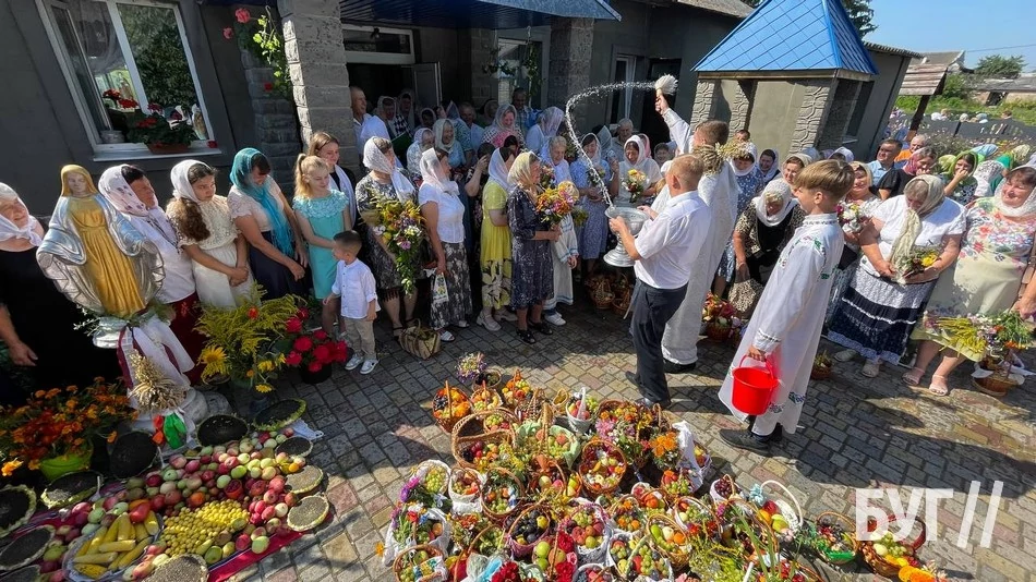 Мешканці Іванич відзначили Спаса освяченням букетиків та фруктових кошиків: фоторепортаж 89