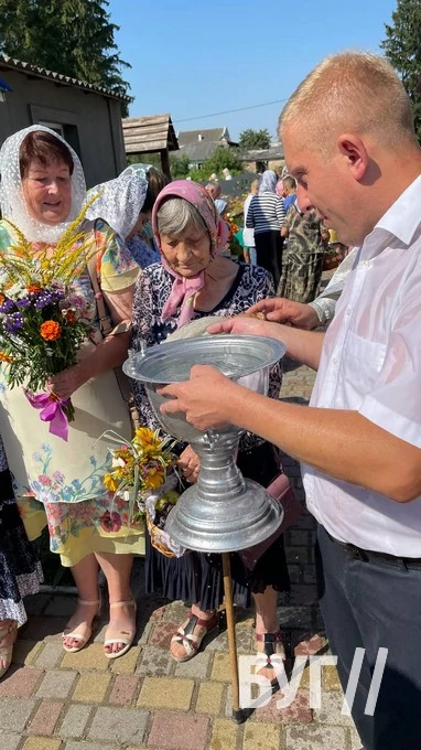 Мешканці Іванич відзначили Спаса освяченням букетиків та фруктових кошиків: фоторепортаж 102
