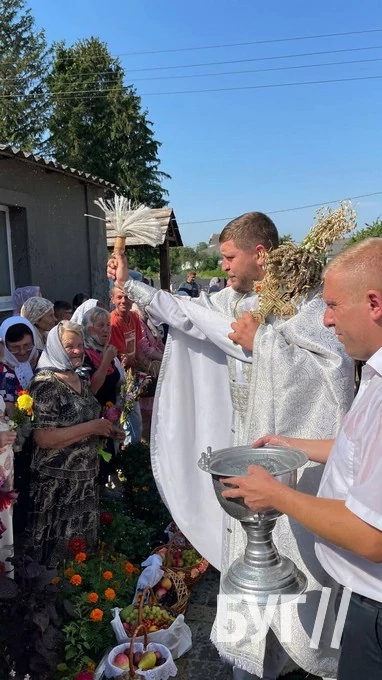 Мешканці Іванич відзначили Спаса освяченням букетиків та фруктових кошиків: фоторепортаж 103