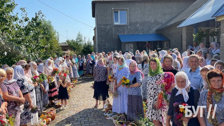Мешканці Іванич відзначили Спаса освяченням букетиків та фруктових кошиків: фоторепортаж 88
