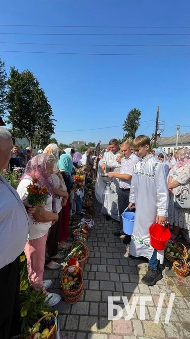 Мешканці Іванич відзначили Спаса освяченням букетиків та фруктових кошиків: фоторепортаж 104