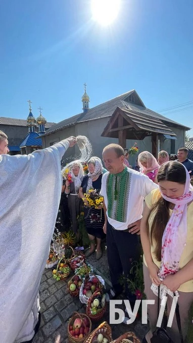 Мешканці Іванич відзначили Спаса освяченням букетиків та фруктових кошиків: фоторепортаж 105