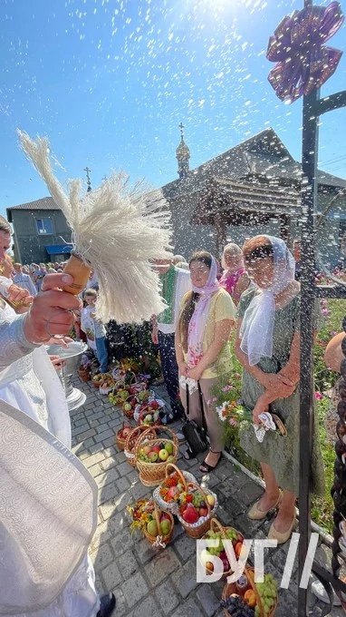 Мешканці Іванич відзначили Спаса освяченням букетиків та фруктових кошиків: фоторепортаж 106