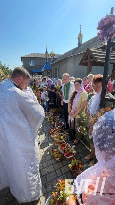 Мешканці Іванич відзначили Спаса освяченням букетиків та фруктових кошиків: фоторепортаж 107