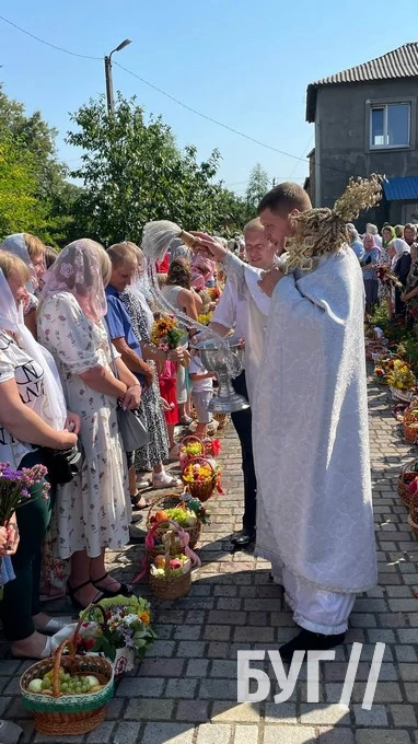 Мешканці Іванич відзначили Спаса освяченням букетиків та фруктових кошиків: фоторепортаж 108