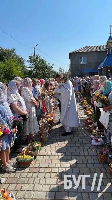 Мешканці Іванич відзначили Спаса освяченням букетиків та фруктових кошиків: фоторепортаж 109