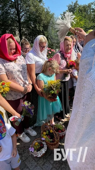 Мешканці Іванич відзначили Спаса освяченням букетиків та фруктових кошиків: фоторепортаж 111