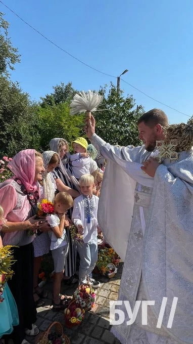 Мешканці Іванич відзначили Спаса освяченням букетиків та фруктових кошиків: фоторепортаж 110