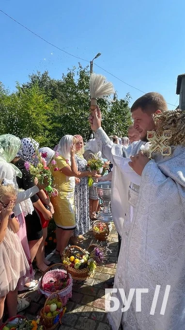 Мешканці Іванич відзначили Спаса освяченням букетиків та фруктових кошиків: фоторепортаж 112
