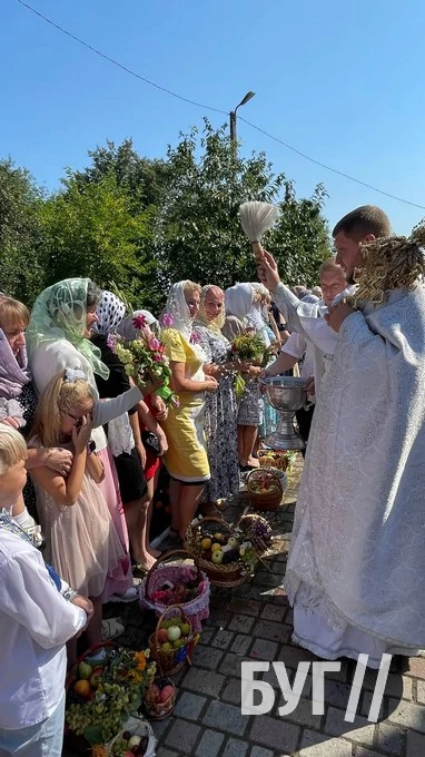 Мешканці Іванич відзначили Спаса освяченням букетиків та фруктових кошиків: фоторепортаж 113
