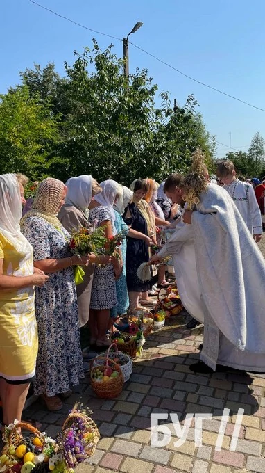 Мешканці Іванич відзначили Спаса освяченням букетиків та фруктових кошиків: фоторепортаж 114
