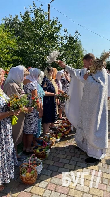 Мешканці Іванич відзначили Спаса освяченням букетиків та фруктових кошиків: фоторепортаж 115