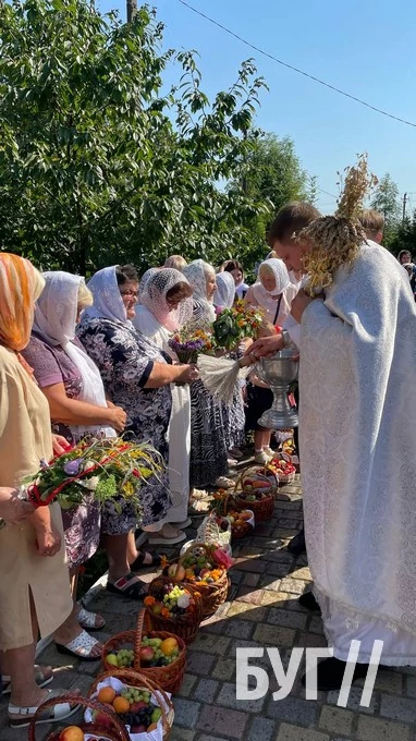 Мешканці Іванич відзначили Спаса освяченням букетиків та фруктових кошиків: фоторепортаж 116
