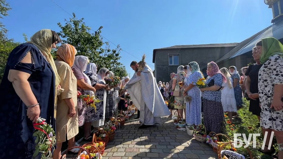 Мешканці Іванич відзначили Спаса освяченням букетиків та фруктових кошиків: фоторепортаж 92