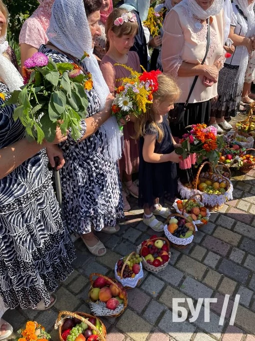 Мешканці Іванич відзначили Спаса освяченням букетиків та фруктових кошиків: фоторепортаж 117