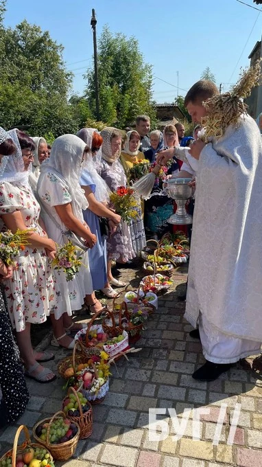 Мешканці Іванич відзначили Спаса освяченням букетиків та фруктових кошиків: фоторепортаж 119