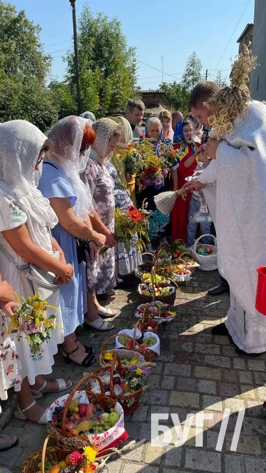 Мешканці Іванич відзначили Спаса освяченням букетиків та фруктових кошиків: фоторепортаж 121