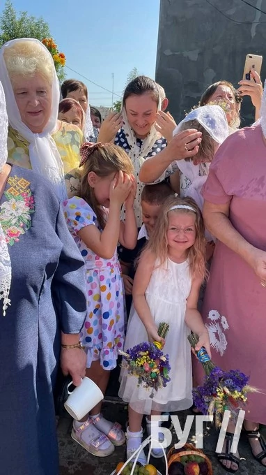 Мешканці Іванич відзначили Спаса освяченням букетиків та фруктових кошиків: фоторепортаж 122