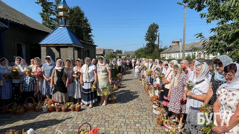 Мешканці Іванич відзначили Спаса освяченням букетиків та фруктових кошиків: фоторепортаж 94