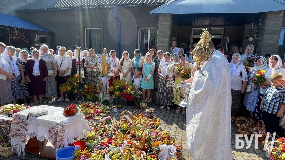 Мешканці Іванич відзначили Спаса освяченням букетиків та фруктових кошиків: фоторепортаж 95