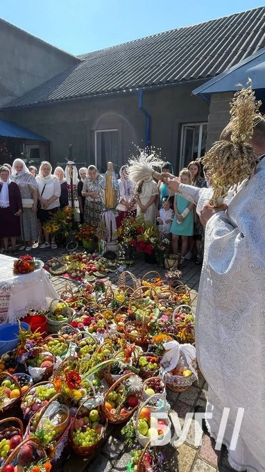 Мешканці Іванич відзначили Спаса освяченням букетиків та фруктових кошиків: фоторепортаж 123
