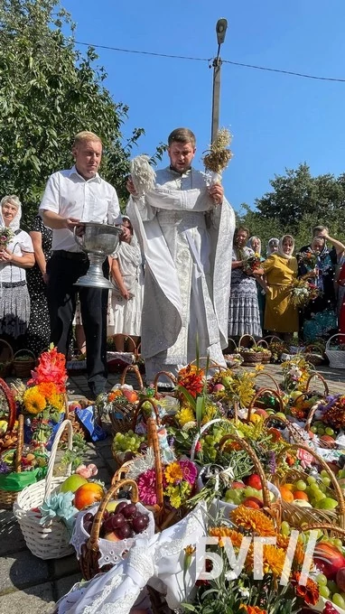 Мешканці Іванич відзначили Спаса освяченням букетиків та фруктових кошиків: фоторепортаж 98