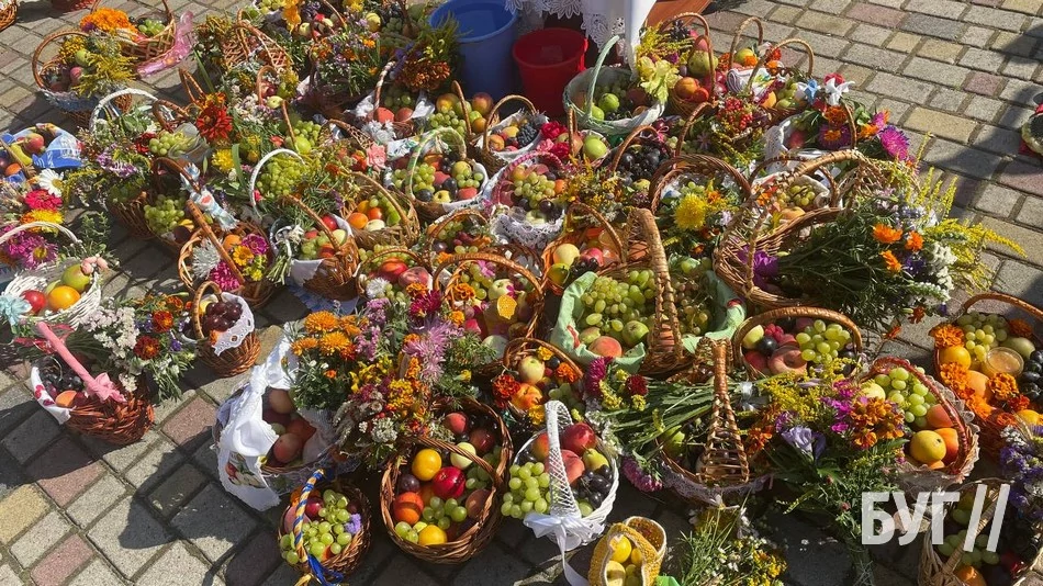 Мешканці Іванич відзначили Спаса освяченням букетиків та фруктових кошиків: фоторепортаж 132