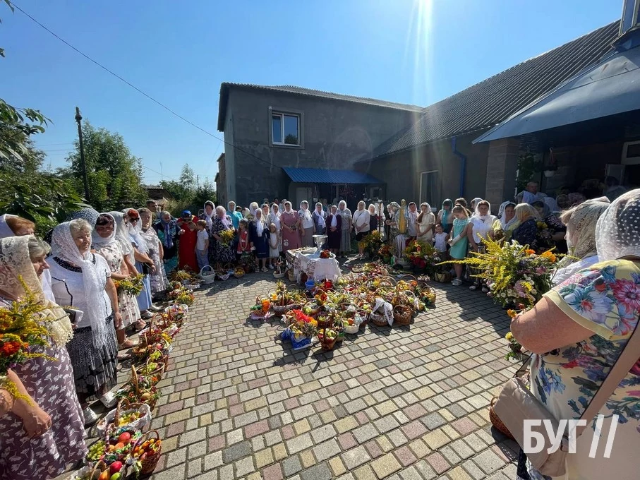 Мешканці Іванич відзначили Спаса освяченням букетиків та фруктових кошиків: фоторепортаж 86