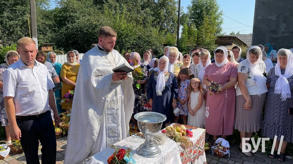 Мешканці Іванич відзначили Спаса освяченням букетиків та фруктових кошиків: фоторепортаж 87