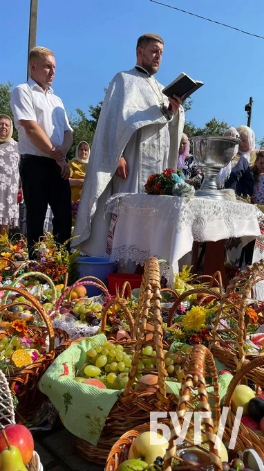 Мешканці Іванич відзначили Спаса освяченням букетиків та фруктових кошиків: фоторепортаж 129