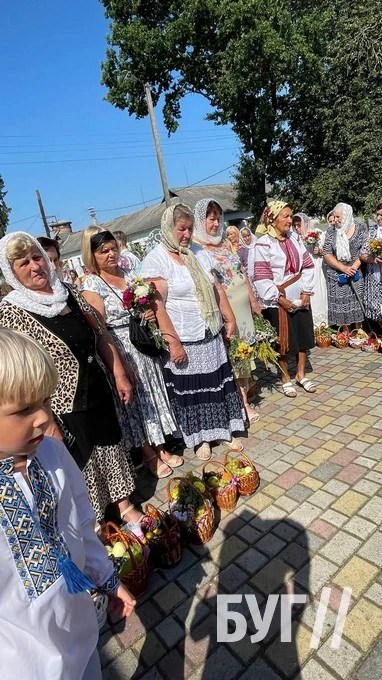 Мешканці Іванич відзначили Спаса освяченням букетиків та фруктових кошиків: фоторепортаж 130