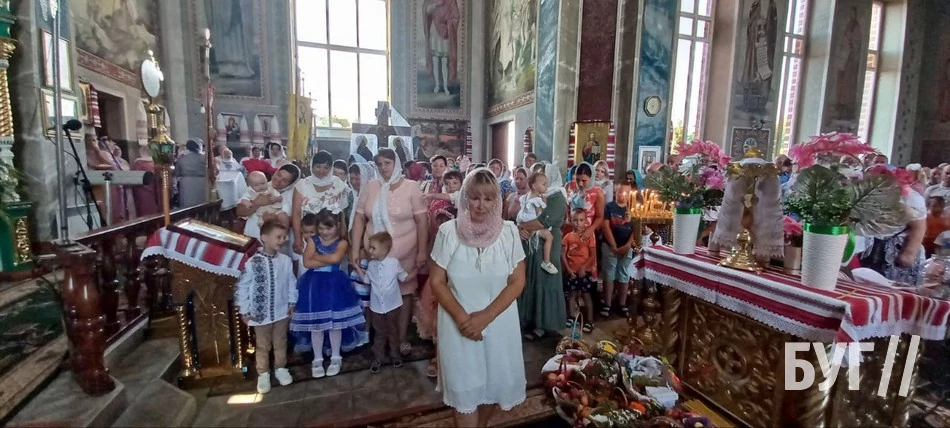 Мешканці Іванич відзначили Спаса освяченням букетиків та фруктових кошиків: фоторепортаж 4