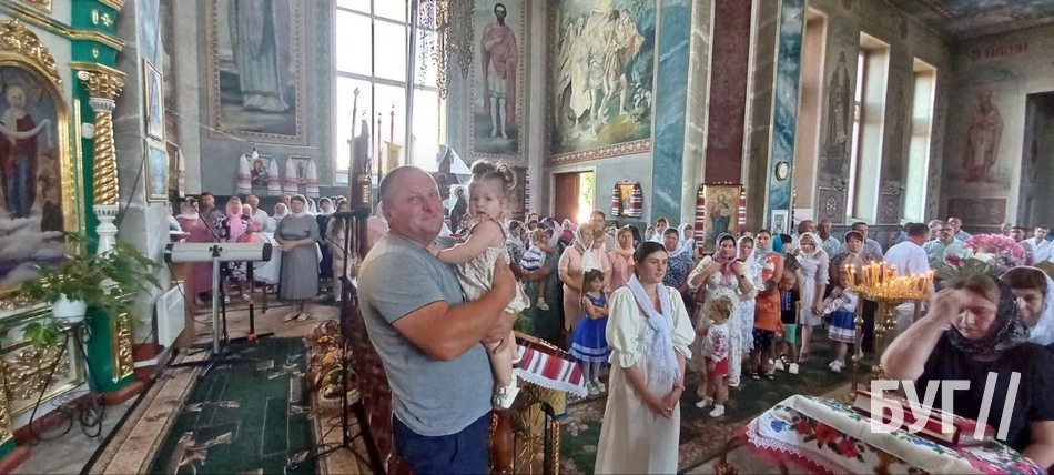 Мешканці Іванич відзначили Спаса освяченням букетиків та фруктових кошиків: фоторепортаж 5