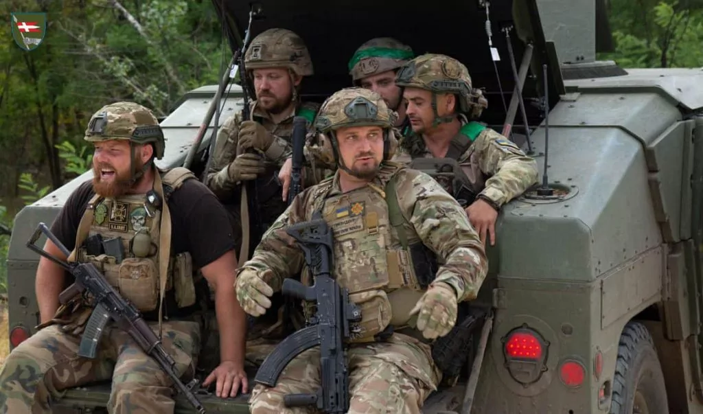 Відбивають ворожі штурми, контратакують та «косять» ворогів: оприлюднили фото піхоти 14 бригади 3