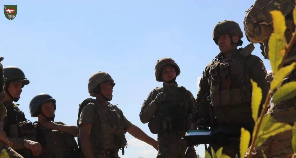 Відбивають ворожі штурми, контратакують та «косять» ворогів: оприлюднили фото піхоти 14 бригади 4