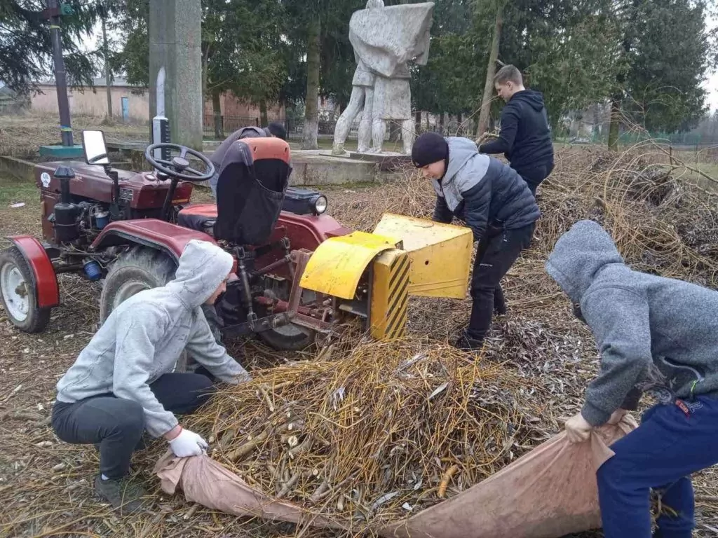У Литовезькій громаді закинутий сільський клуб став культурним осередком села 8