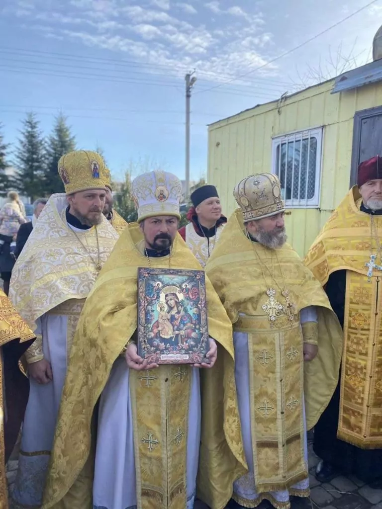 Контейнер стилізований під церкву: священники УПЦ мп створили «незалежну» релігійну громаду у Будятичах 7