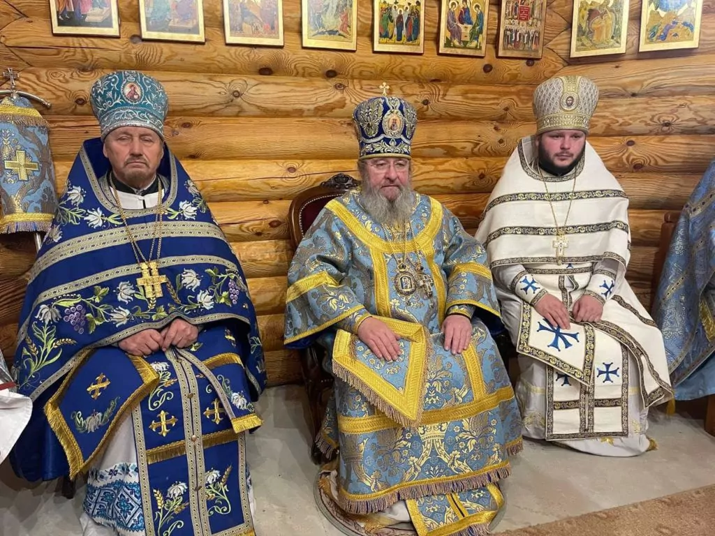 Контейнер стилізований під церкву: священники УПЦ мп створили «незалежну» релігійну громаду у Будятичах 11