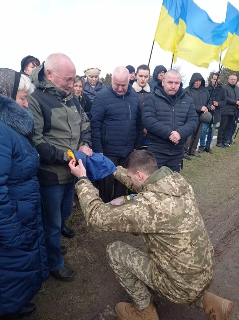 Іваничівська громада провела в останню дорогу воїна Олександра Чуру 3
