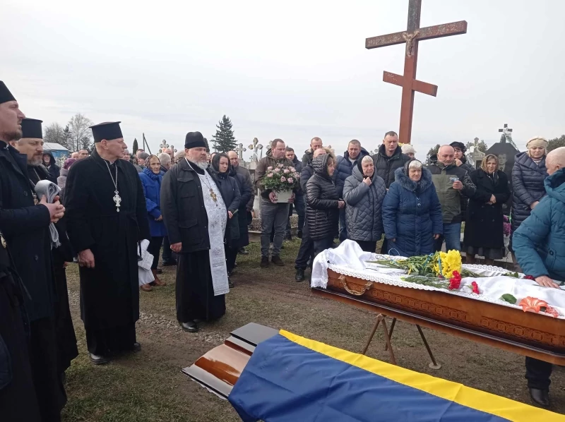 Іваничівська громада провела в останню дорогу воїна Олександра Чуру 4