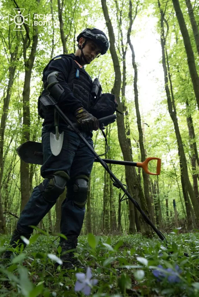 У Володимирському районі сапери розміновують територію лісу від вибухонебезпечних предметів 3