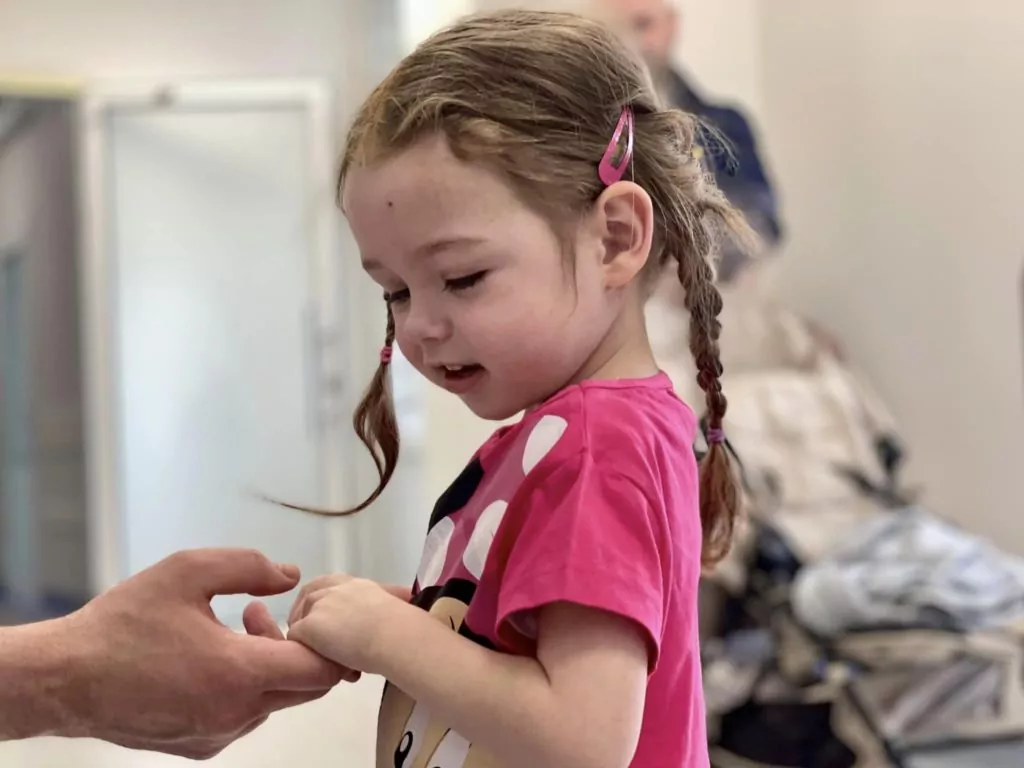 Львівські медики видалили частину півкулі мозку дівчинці з Північної Ірландії, яка мала судоми 2