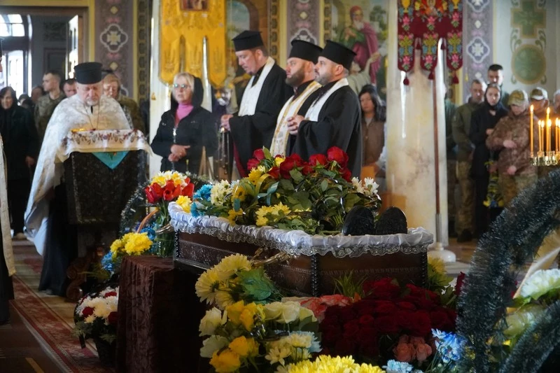 Мешканці Володимирської громади провели в останню дорогу загиблого Героя Олександра Денисюка 3