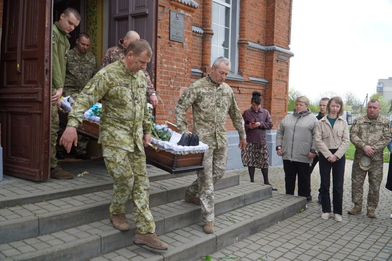 Мешканці Володимирської громади провели в останню дорогу загиблого Героя Олександра Денисюка 4