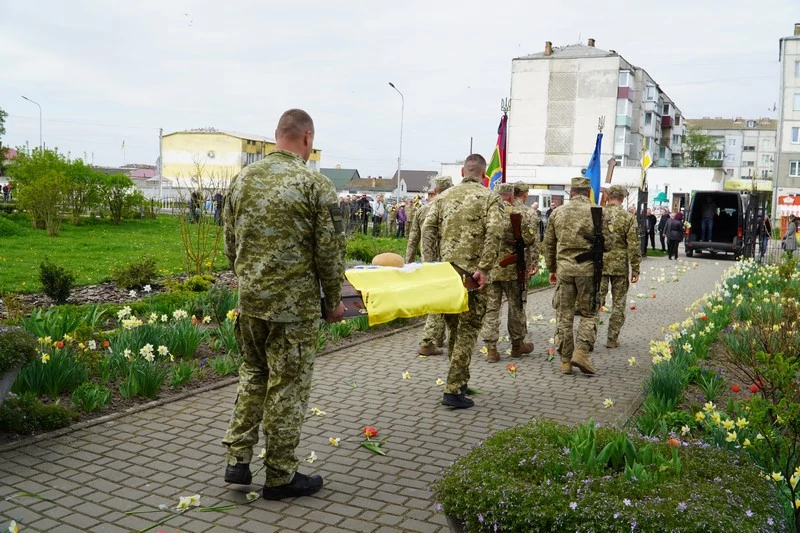 Мешканці Володимирської громади провели в останню дорогу загиблого Героя Олександра Денисюка 5