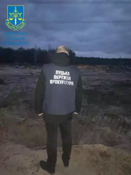 У Луцькому районі комунальники незаконно накопали піску на понад 1,2 млн грн 3