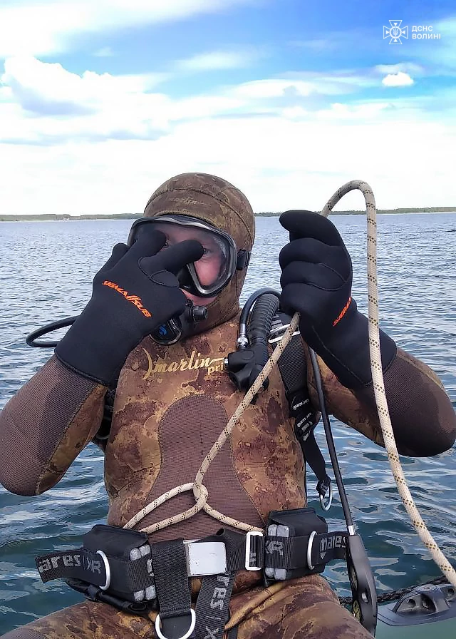Водолази показали, що підіймають з дна Світязя 3